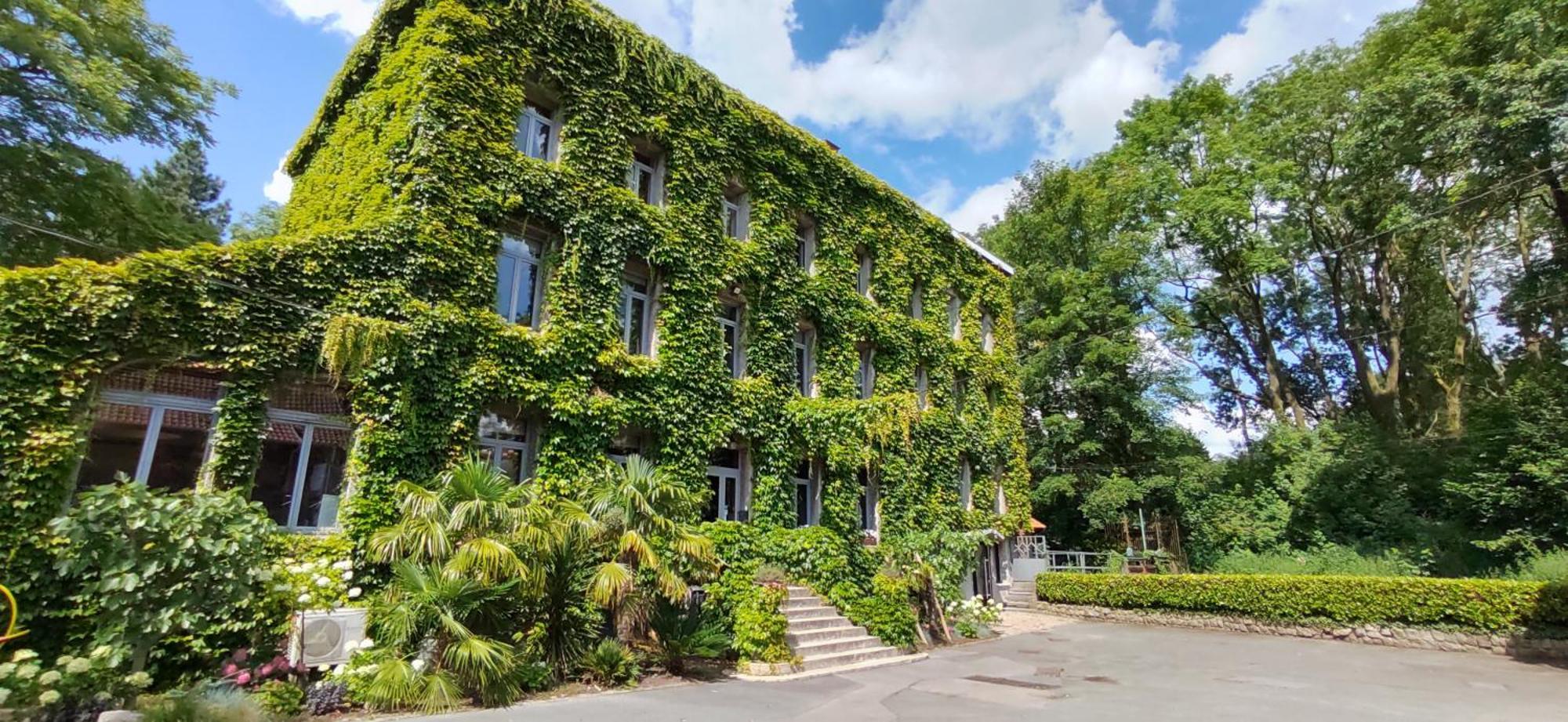 Logis Hotel-Restaurant - Le Moulin D'Artres Exterior photo